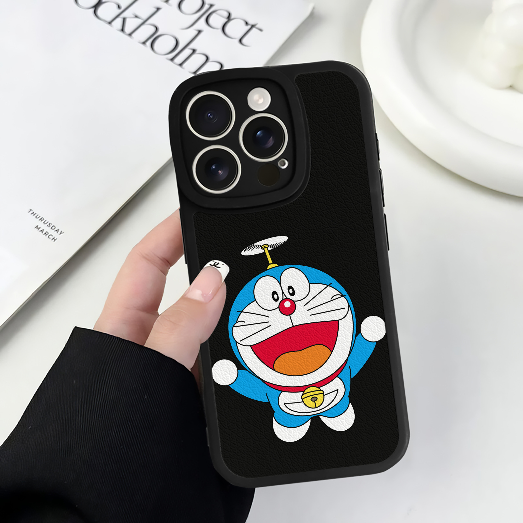 （画像用） ドラえもん Doraemon 【iPhone 16シリーズ対応】シリコンスマホケース（レザー調） 材質：シリコン
